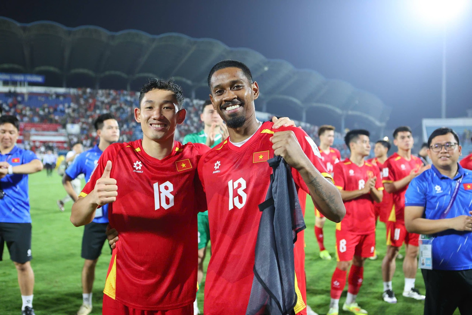 Khoảnh khắc HLV Kim Sang-sik ôm động viên từng học trò, ĐT Việt Nam chia tay nhau sau chiến thắng tưng bừng trước Malaysia- Ảnh 8. Khoảnh khắc HLV Kim Sang-sik ôm động viên từng học trò, ĐT Việt Nam chia tay nhau sau chiến thắng tưng bừng trước Malaysia- Ảnh 8.