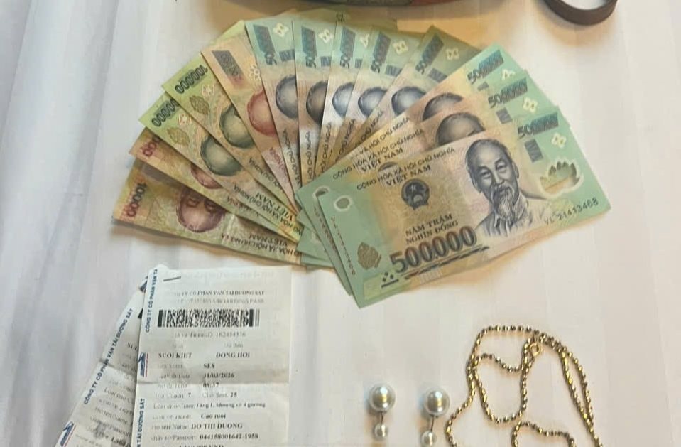 Ph&aacute;t hiện h&agrave;ng loạt tờ tiền c&oacute; mệnh gi&aacute; từ 500K-10K, d&acirc;y chuyền v&agrave;ng bị bỏ lại tr&ecirc;n chuyến t&agrave;u Bắc - Nam- Ảnh 1.