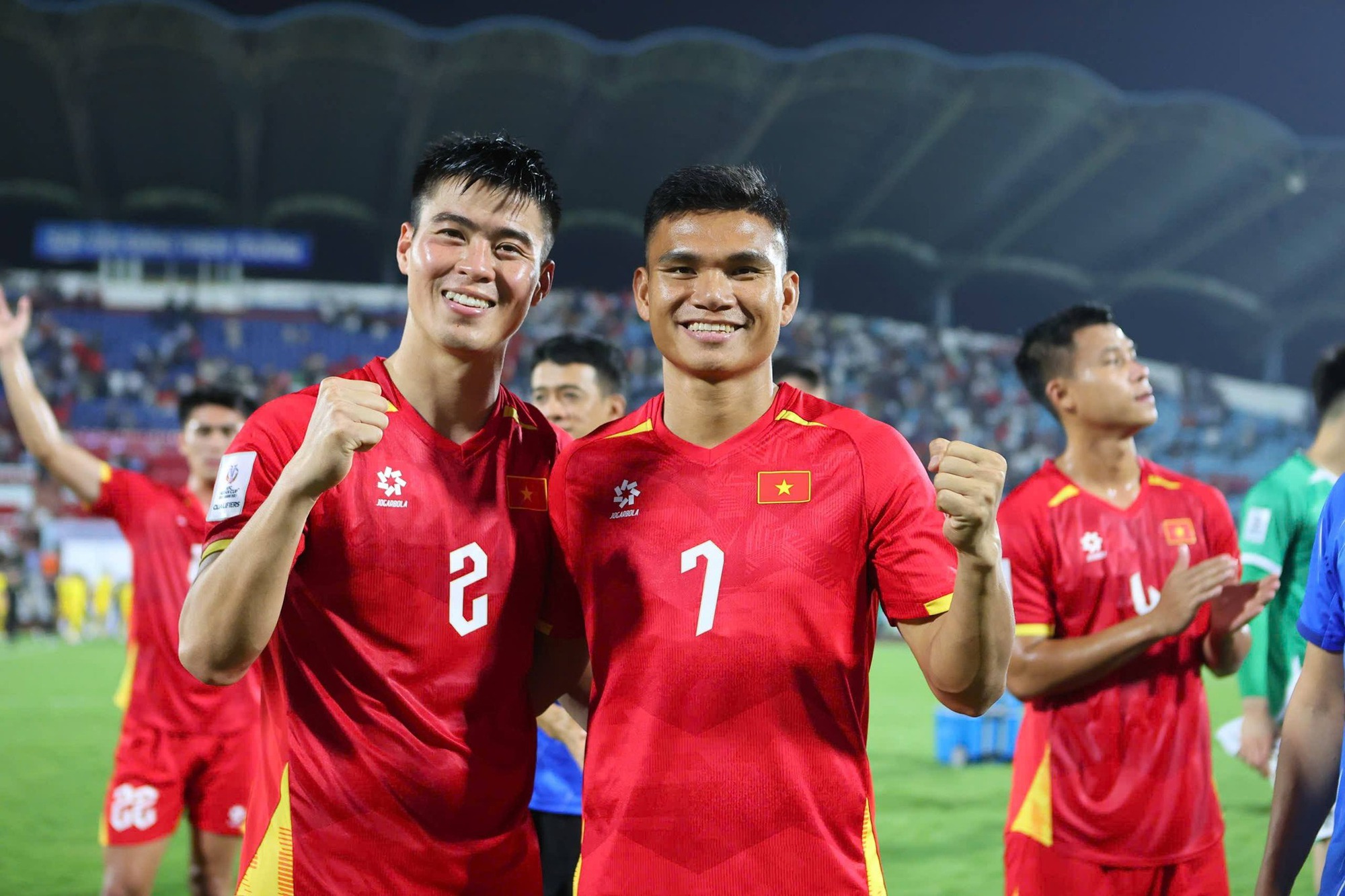 Khoảnh khắc HLV Kim Sang-sik ôm động viên từng học trò, ĐT Việt Nam chia tay nhau sau chiến thắng tưng bừng trước Malaysia- Ảnh 7. Khoảnh khắc HLV Kim Sang-sik ôm động viên từng học trò, ĐT Việt Nam chia tay nhau sau chiến thắng tưng bừng trước Malaysia- Ảnh 7.