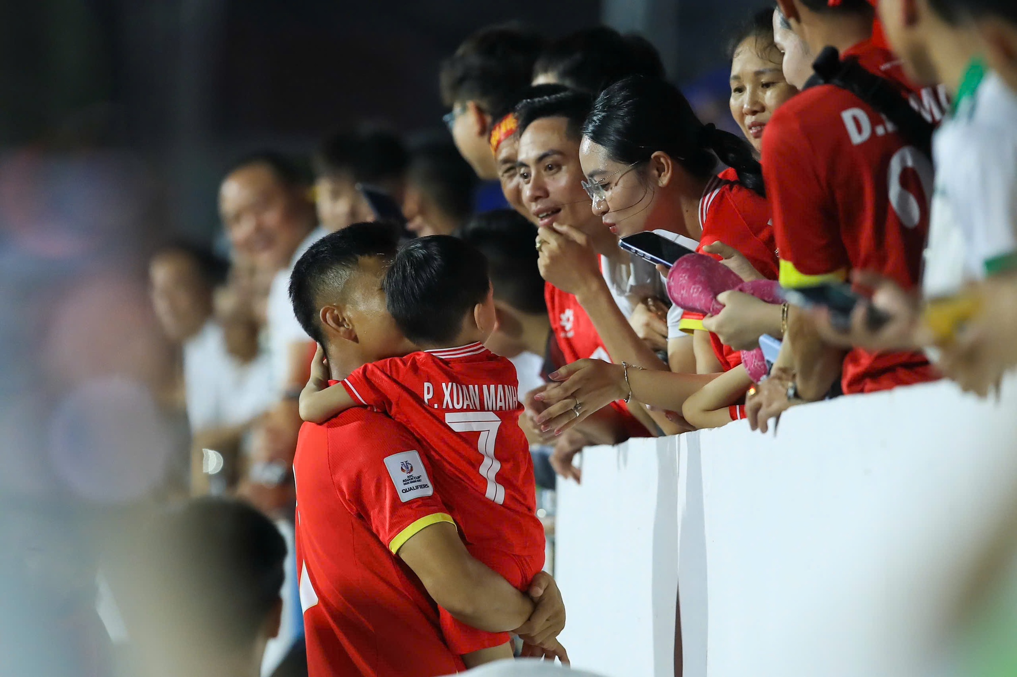 &Aacute;i nữ cựu chủ tịch CLB S&agrave;i G&ograve;n h&oacute;a n&agrave;ng thơ, chiếm trọn spotlight đi cổ vũ Duy Mạnh- Ảnh 8.