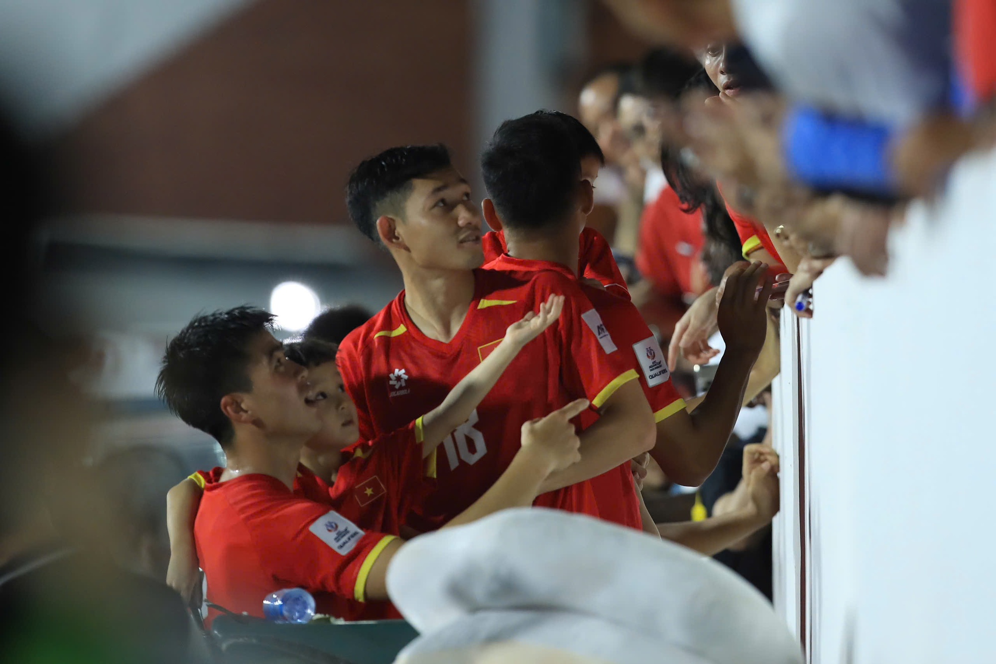 &Aacute;i nữ cựu chủ tịch CLB S&agrave;i G&ograve;n h&oacute;a n&agrave;ng thơ, chiếm trọn spotlight đi cổ vũ Duy Mạnh- Ảnh 3.