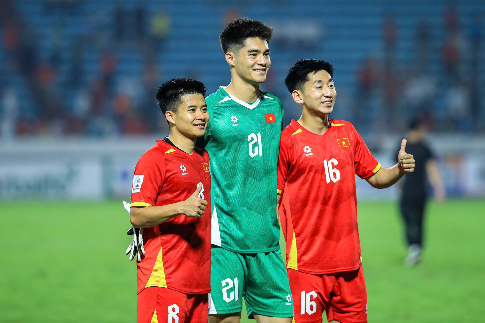 Khoảnh khắc HLV Kim Sang-sik ôm động viên từng học trò, ĐT Việt Nam chia tay nhau sau chiến thắng tưng bừng trước Malaysia- Ảnh 10. Khoảnh khắc HLV Kim Sang-sik ôm động viên từng học trò, ĐT Việt Nam chia tay nhau sau chiến thắng tưng bừng trước Malaysia- Ảnh 10.