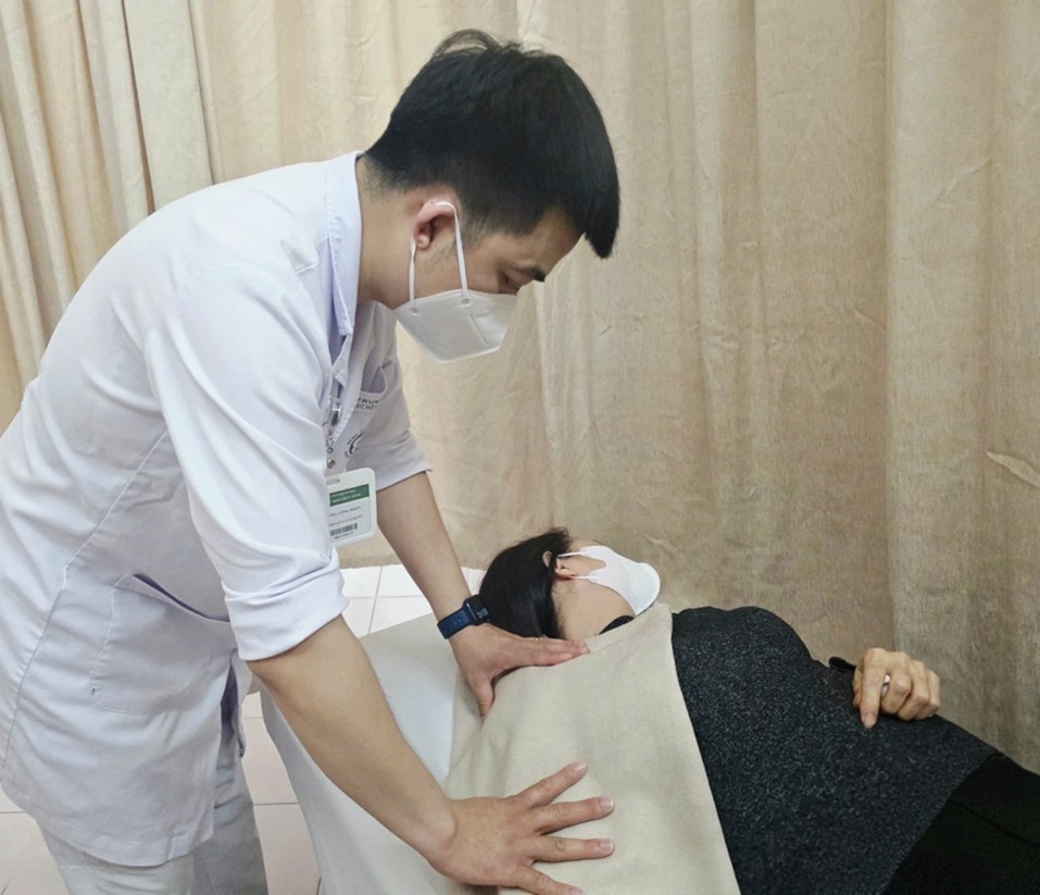 Ng&agrave;y c&agrave;ng nhiều người bị vi&ecirc;m quanh khớp vai, Bệnh viện Bạch Mai đưa ra giải ph&aacute;p kh&ocirc;ng cần phẫu thuật, cải thiện sau 5-7 ng&agrave;y- Ảnh 1.