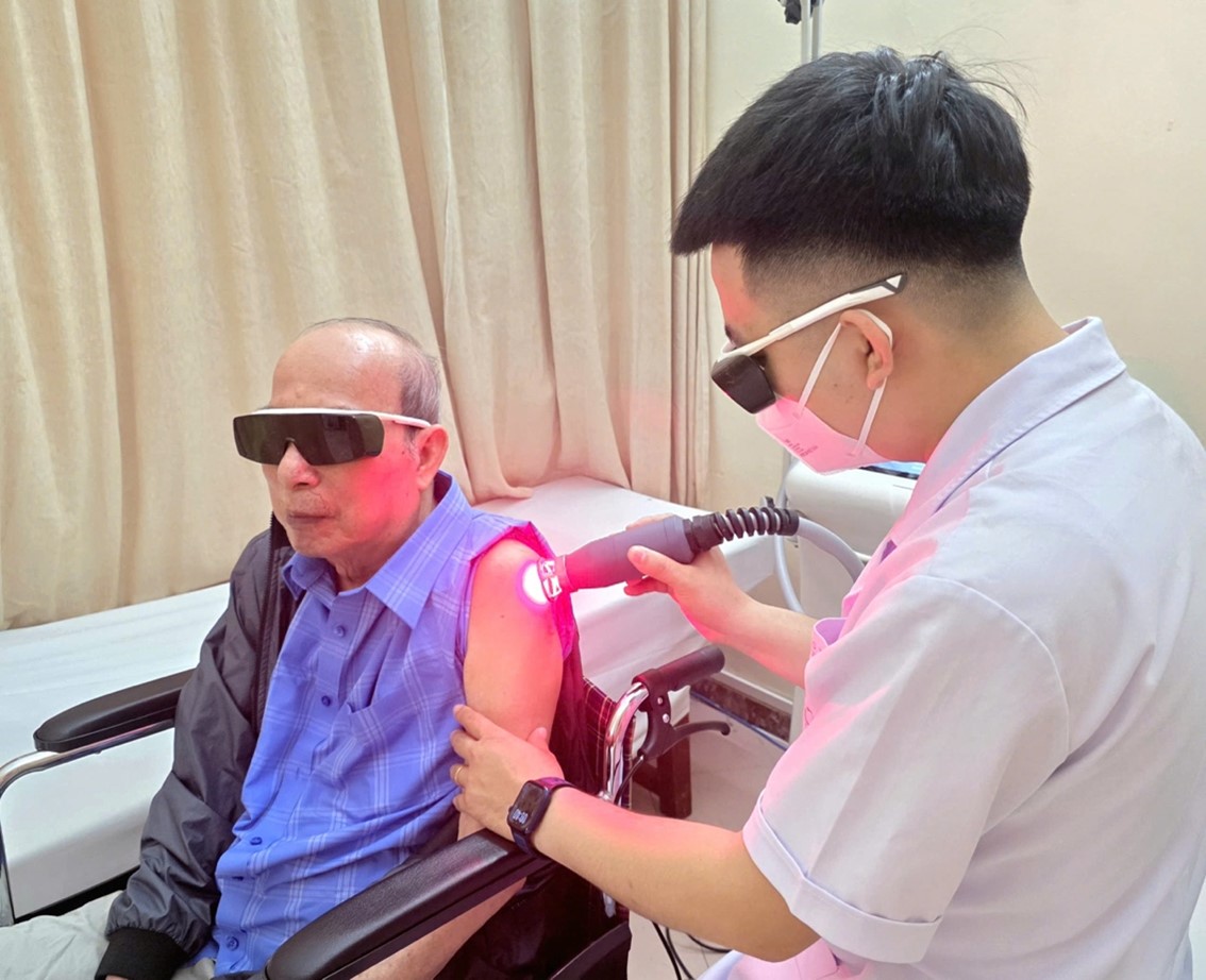 Ng&agrave;y c&agrave;ng nhiều người bị vi&ecirc;m quanh khớp vai, Bệnh viện Bạch Mai đưa ra giải ph&aacute;p kh&ocirc;ng cần phẫu thuật, cải thiện sau 5-7 ng&agrave;y- Ảnh 2.