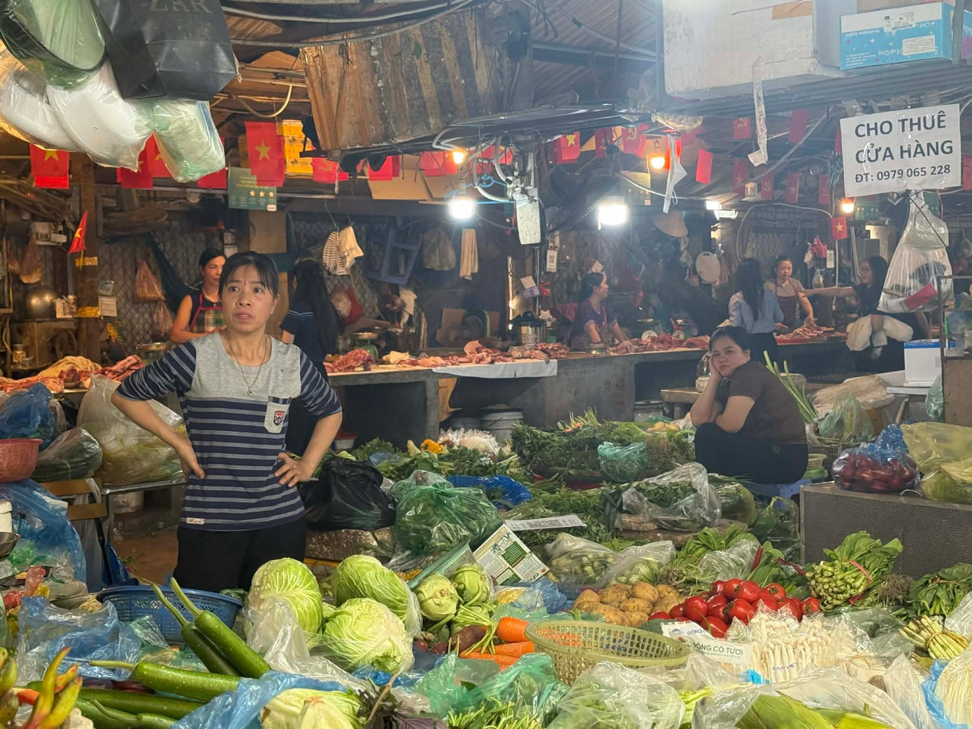 Gi&aacute; xăng dầu giảm, v&igrave; sao dịch vụ ăn uống 'đua' tăng?- Ảnh 1.