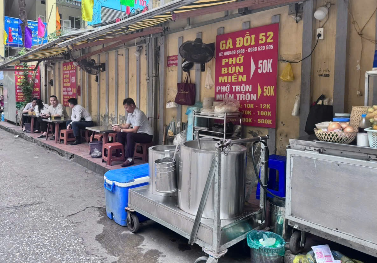 Gi&aacute; xăng dầu giảm, v&igrave; sao dịch vụ ăn uống 'đua' tăng?- Ảnh 2.