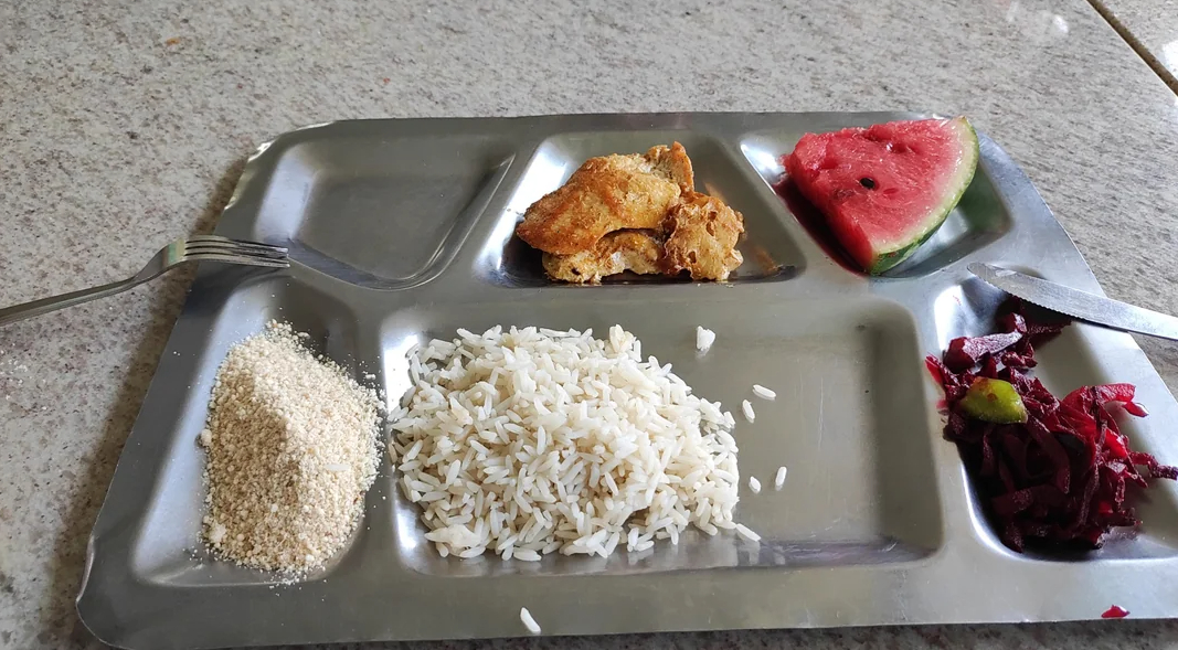 Từng c&oacute; vụ việc học sinh phải ăn THỊT THỐI g&acirc;y r&uacute;ng động: Cảnh s&aacute;t b&agrave;ng ho&agrave;ng ph&aacute;t hiện thủ đoạn d&ugrave;ng AXIT "tẩy uế" m&ugrave;i &ocirc;i thiu!- Ảnh 2.