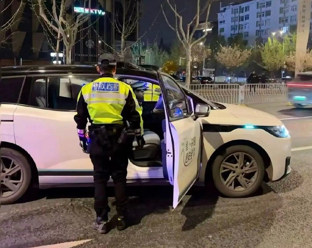 &ldquo;Mắc kẹt giữa cao tốc&rdquo;, Taxi kh&ocirc;ng người l&aacute;i t&ecirc; liệt, h&agrave;nh kh&aacute;ch hoảng loạn suốt 2 giờ- Ảnh 1.