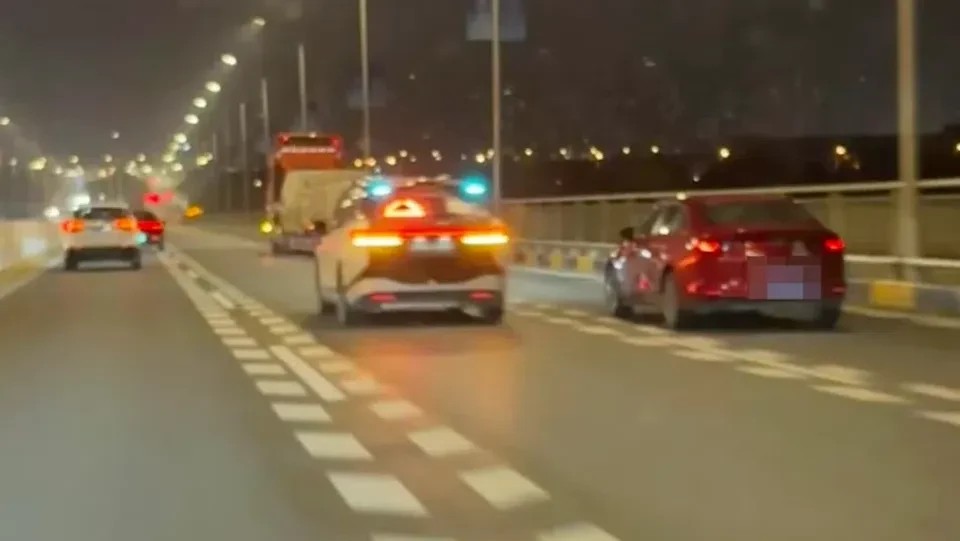 &ldquo;Mắc kẹt giữa cao tốc&rdquo;, Taxi kh&ocirc;ng người l&aacute;i t&ecirc; liệt, h&agrave;nh kh&aacute;ch hoảng loạn suốt 2 giờ- Ảnh 2.