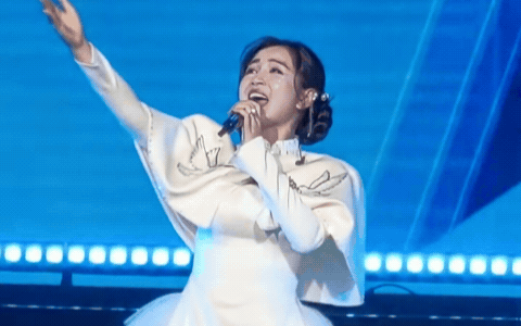 Giọng ca Nhạc viện phải xin lỗi v&igrave; h&aacute;t nh&eacute;p: Nổi tiếng bằng hit 10 tỷ views, khoảnh khắc &ldquo;lộ tẩy&rdquo; xấu hổ khắp c&otilde;i mạng- Ảnh 2.