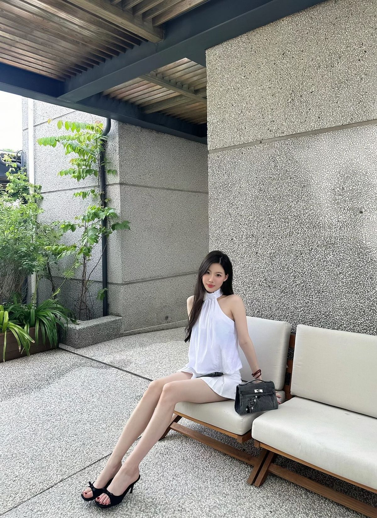 4 mẫu gi&agrave;y d&eacute;p đ&aacute;ng sắm nhất m&ugrave;a h&egrave; 2026, phối với quần jeans hay ch&acirc;n v&aacute;y đều xứng đ&ocirc;i- Ảnh 8.