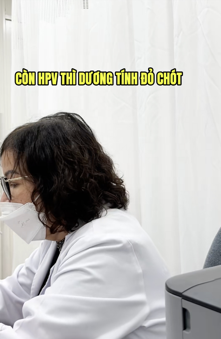 Video b&aacute;c sĩ kh&aacute;m phụ khoa đọc to bệnh &aacute;n của c&ocirc; g&aacute;i nhiễm 5 tu&yacute;p HPV, c&ograve;n hỏi "sợ chưa": B&ugrave;ng nổ tranh luận- Ảnh 1.