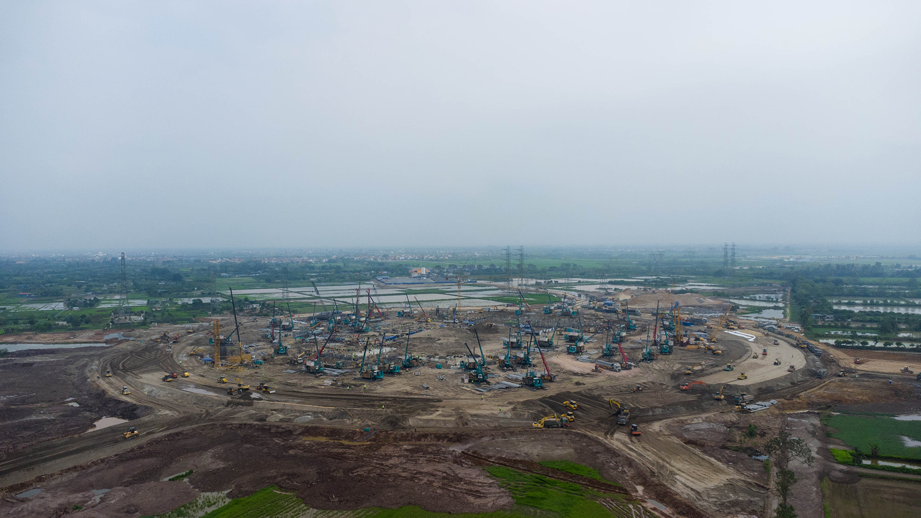 Điều g&igrave; đang diễn ra b&ecirc;n trong đại c&ocirc;ng trường s&acirc;n vận động 135.000 chỗ lớn nhất thế giới ở H&agrave; Nội?- Ảnh 11.