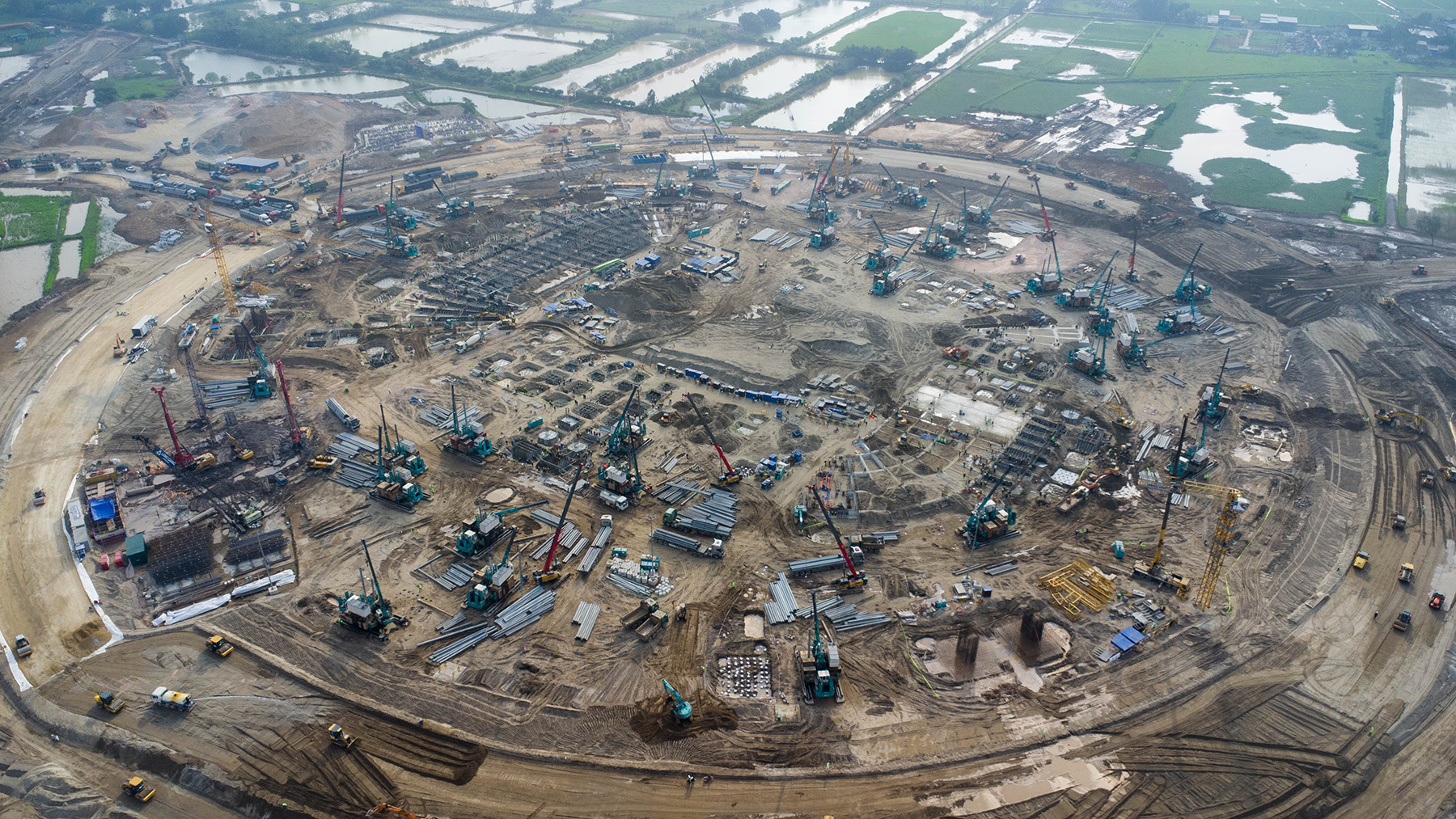 Điều g&igrave; đang diễn ra b&ecirc;n trong đại c&ocirc;ng trường s&acirc;n vận động 135.000 chỗ lớn nhất thế giới ở H&agrave; Nội?- Ảnh 9.