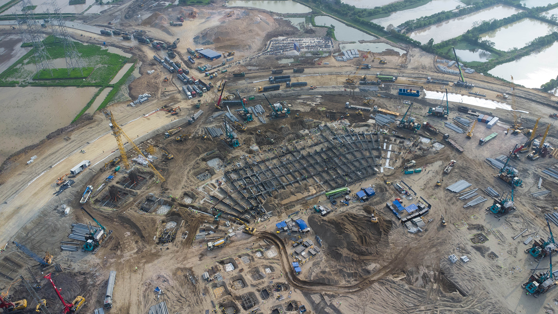 Điều g&igrave; đang diễn ra b&ecirc;n trong đại c&ocirc;ng trường s&acirc;n vận động 135.000 chỗ lớn nhất thế giới ở H&agrave; Nội?- Ảnh 12.