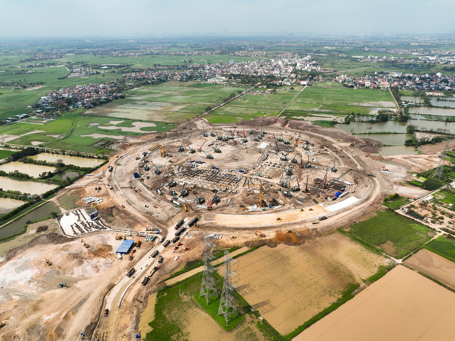 Điều g&igrave; đang diễn ra b&ecirc;n trong đại c&ocirc;ng trường s&acirc;n vận động 135.000 chỗ lớn nhất thế giới ở H&agrave; Nội?- Ảnh 1.