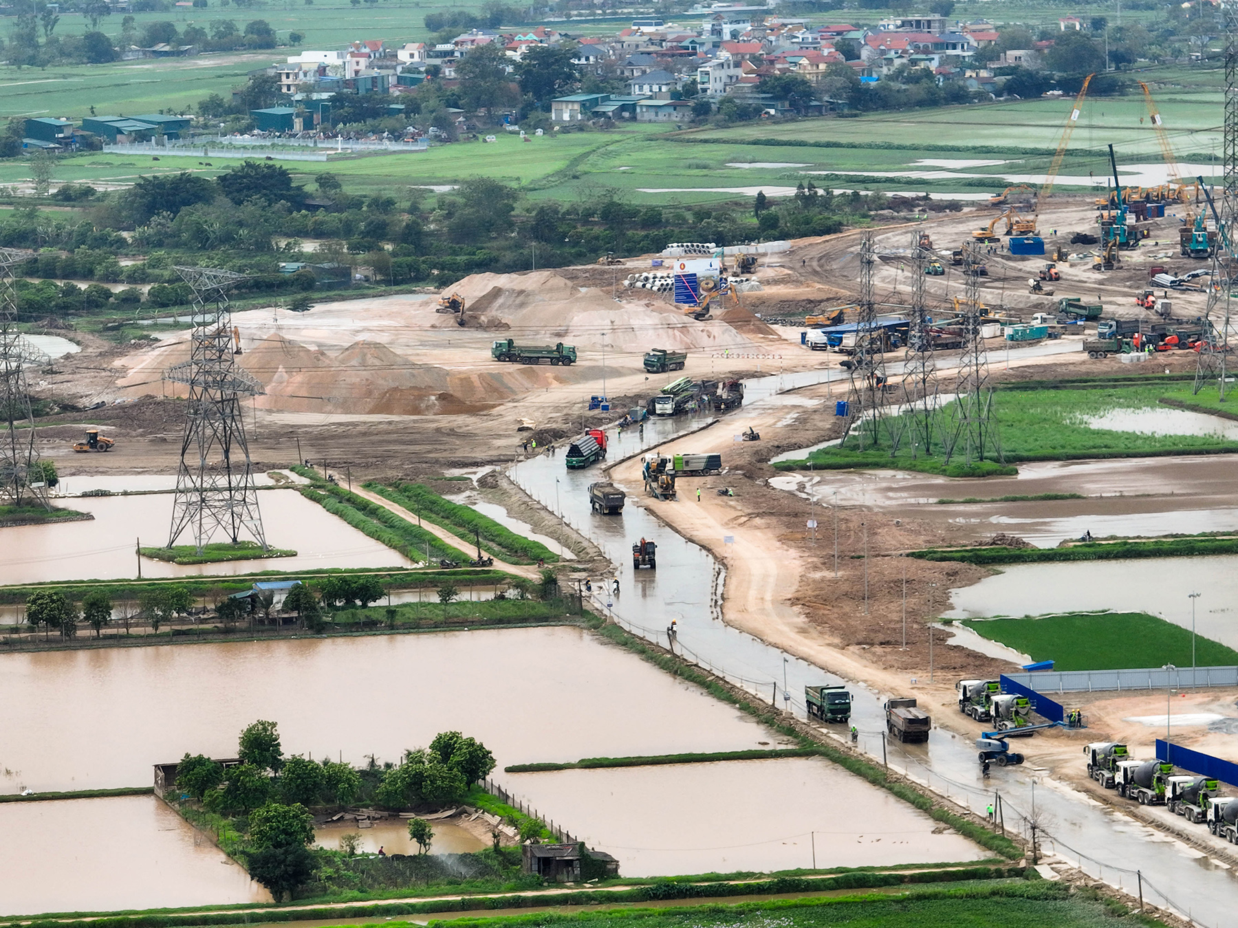 Điều g&igrave; đang diễn ra b&ecirc;n trong đại c&ocirc;ng trường s&acirc;n vận động 135.000 chỗ lớn nhất thế giới ở H&agrave; Nội?- Ảnh 5.