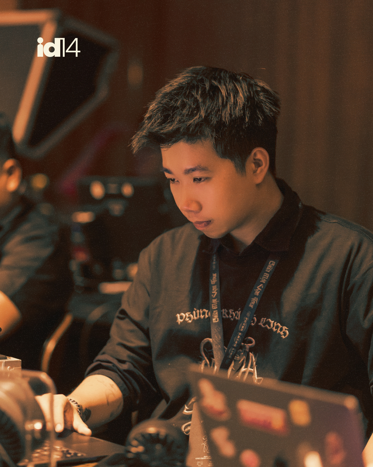 Dương Mai Việt Anh: Từ sinh vi&ecirc;n trường B&aacute;o đến "ph&ugrave; thủy" s&acirc;n khấu của Ph&ugrave;ng Kh&aacute;nh Linh v&agrave; d&agrave;n sao Gen Z- Ảnh 1.