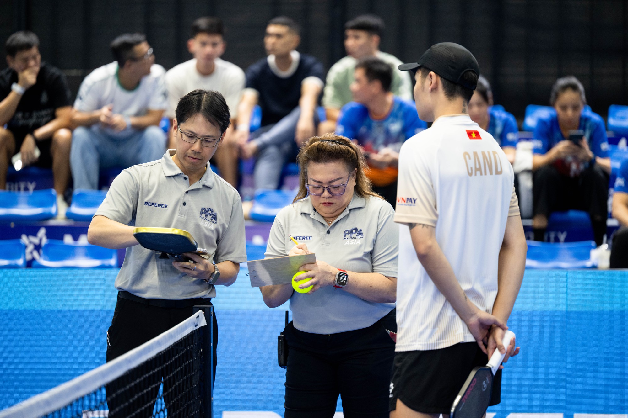 Bắt cận visual Phan Tuấn T&agrave;i khi c&ugrave;ng B&ugrave;i Tiến Dũng đi xem PPA: Chuẩn &ldquo;nam thần&rdquo; ĐT Việt Nam, đẹp trai miễn ch&ecirc;!- Ảnh 7.