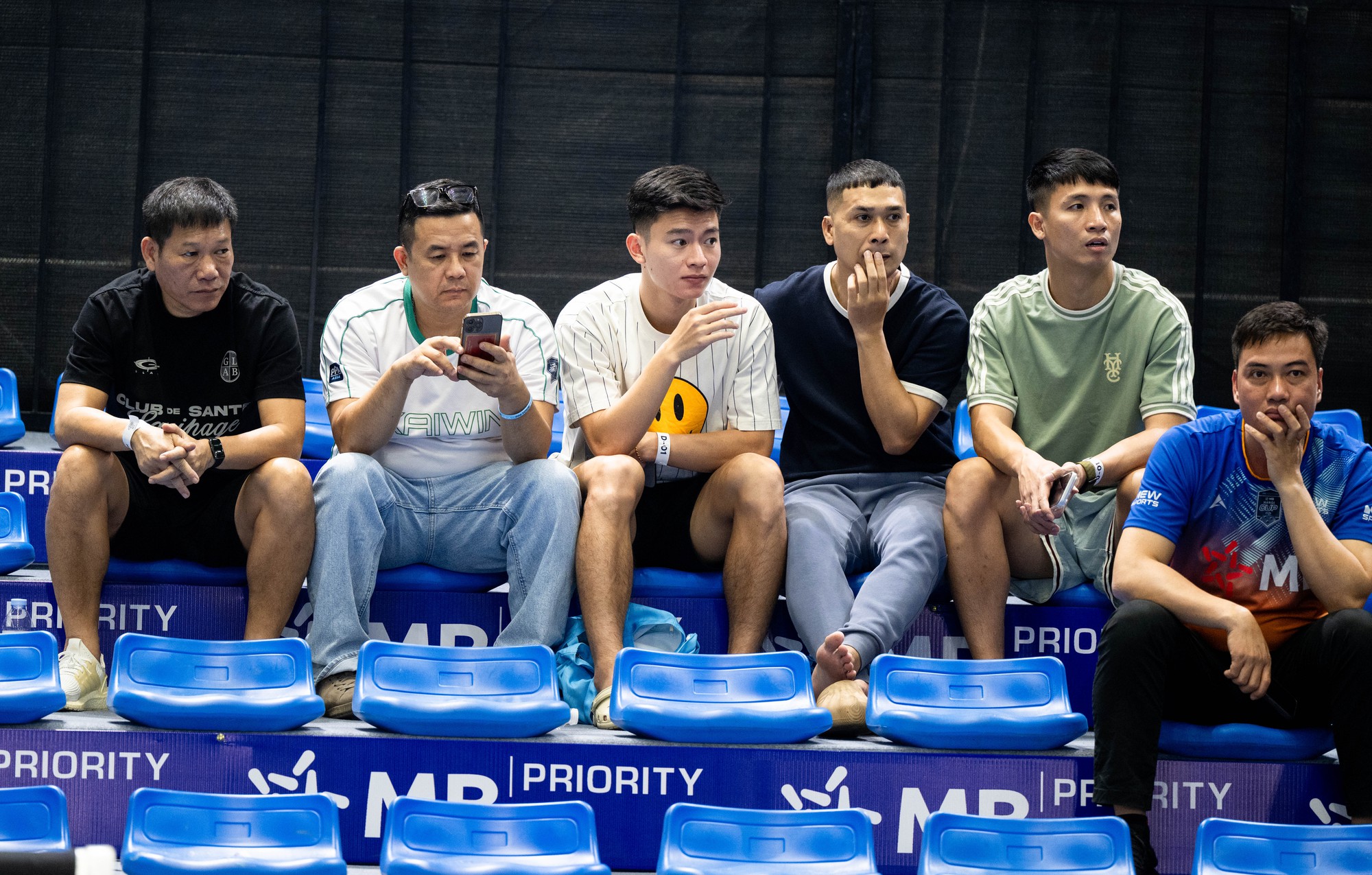 Bắt cận visual Phan Tuấn T&agrave;i khi c&ugrave;ng B&ugrave;i Tiến Dũng đi xem PPA: Chuẩn &ldquo;nam thần&rdquo; ĐT Việt Nam, đẹp trai miễn ch&ecirc;!- Ảnh 8.