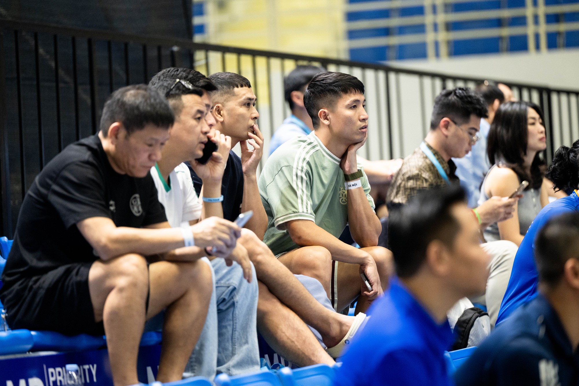 Bắt cận visual Phan Tuấn T&agrave;i khi c&ugrave;ng B&ugrave;i Tiến Dũng đi xem PPA: Chuẩn &ldquo;nam thần&rdquo; ĐT Việt Nam, đẹp trai miễn ch&ecirc;!- Ảnh 9.