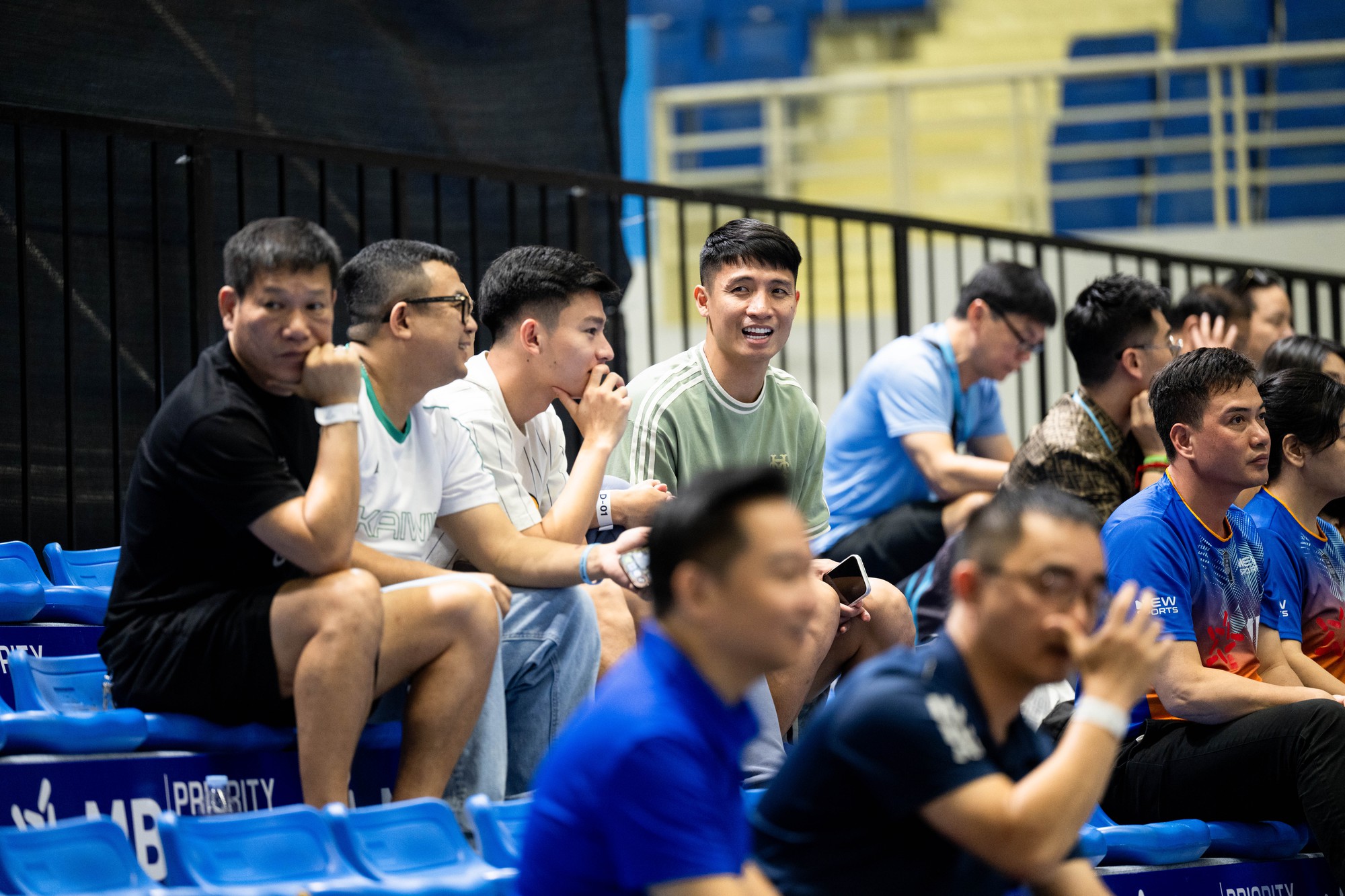 Bắt cận visual Phan Tuấn T&agrave;i khi c&ugrave;ng B&ugrave;i Tiến Dũng đi xem PPA: Chuẩn &ldquo;nam thần&rdquo; ĐT Việt Nam, đẹp trai miễn ch&ecirc;!- Ảnh 6.