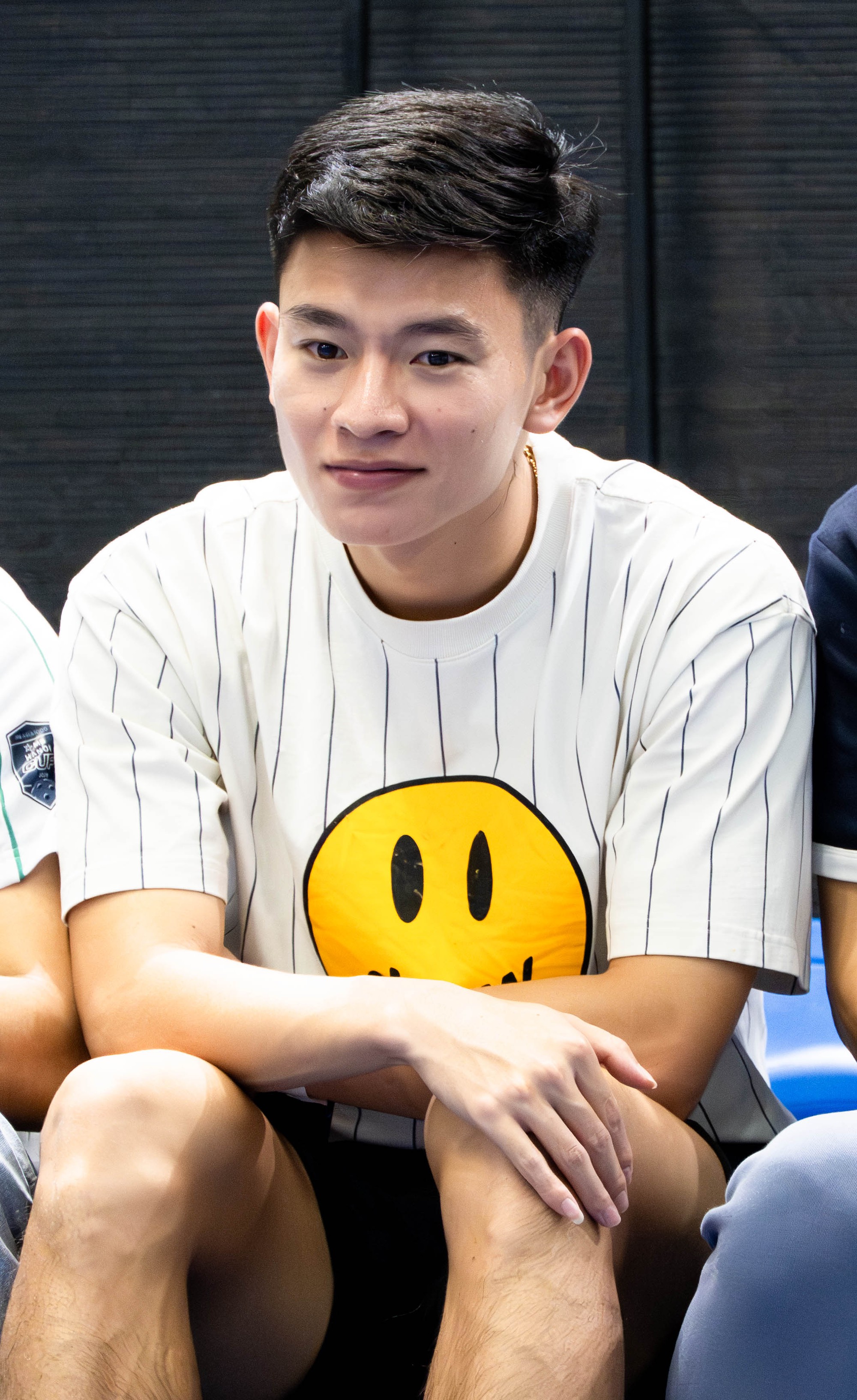 Bắt cận visual Phan Tuấn T&agrave;i khi c&ugrave;ng B&ugrave;i Tiến Dũng đi xem PPA: Chuẩn &ldquo;nam thần&rdquo; ĐT Việt Nam, đẹp trai miễn ch&ecirc;!- Ảnh 2.