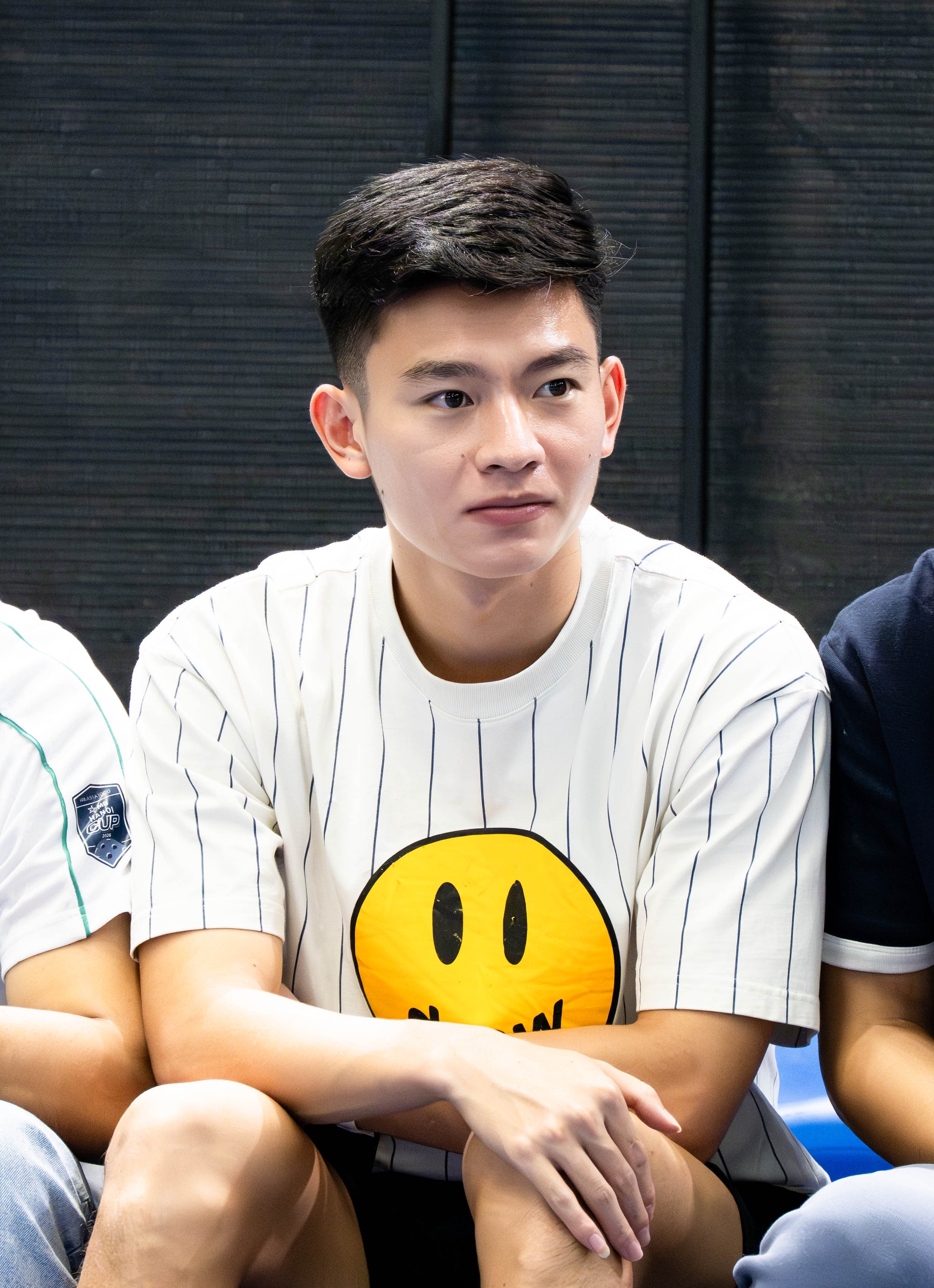 Bắt cận visual Phan Tuấn T&agrave;i khi c&ugrave;ng B&ugrave;i Tiến Dũng đi xem PPA: Chuẩn &ldquo;nam thần&rdquo; ĐT Việt Nam, đẹp trai miễn ch&ecirc;!- Ảnh 4.