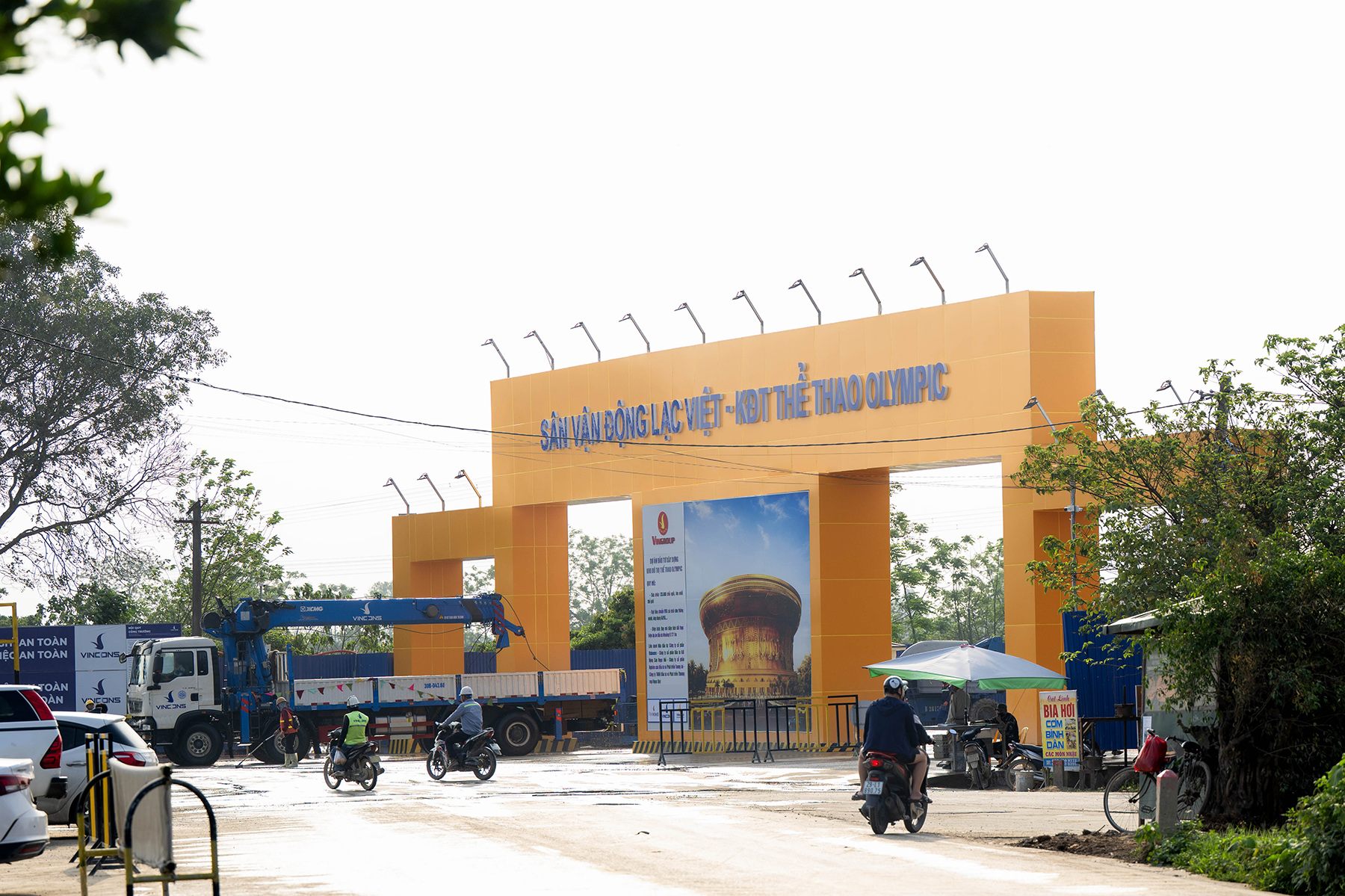 Điều g&igrave; đang diễn ra b&ecirc;n trong đại c&ocirc;ng trường s&acirc;n vận động 135.000 chỗ lớn nhất thế giới ở H&agrave; Nội?- Ảnh 2.