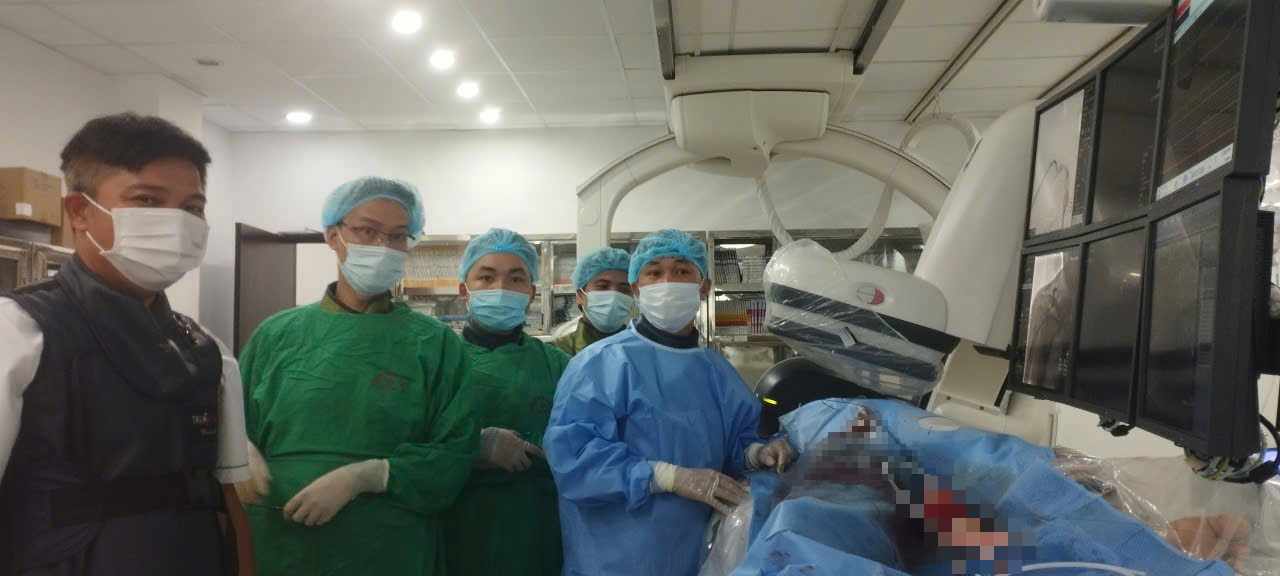 4 giờ cân não lấy dị vật trôi vào tim người đàn ông 35 tuổi- Ảnh 1. 4 giờ cân não lấy dị vật trôi vào tim người đàn ông 35 tuổi- Ảnh 1.