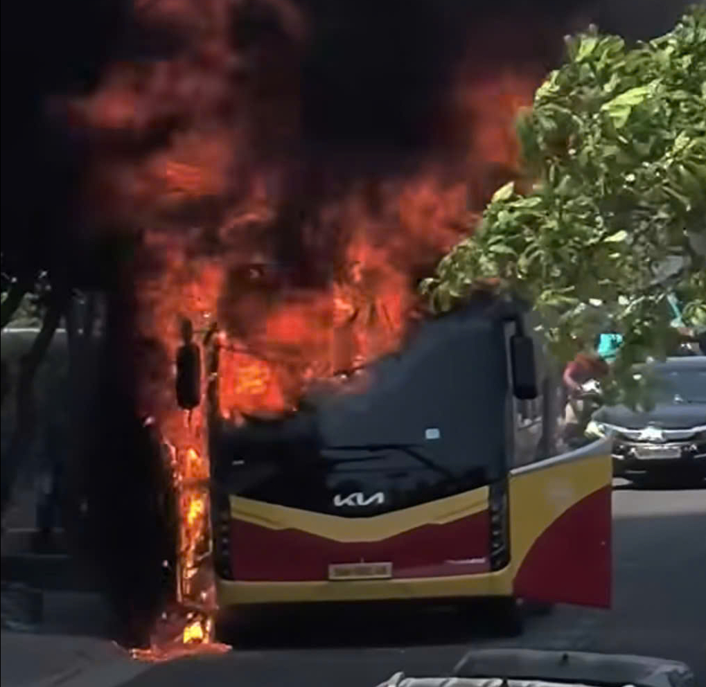 Clip: Ch&aacute;y xe kh&aacute;ch dữ dội gần t&ograve;a nh&agrave; Mường Thanh Kh&aacute;nh H&ograve;a- Ảnh 1.