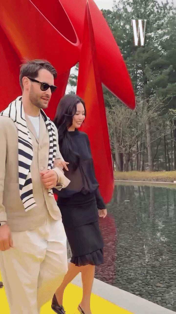 Jennie khoe ch&acirc;n ngực tinh tế, được người đ&agrave;n &ocirc;ng quyền lực hộ tống tại event Jacquemus- Ảnh 4.