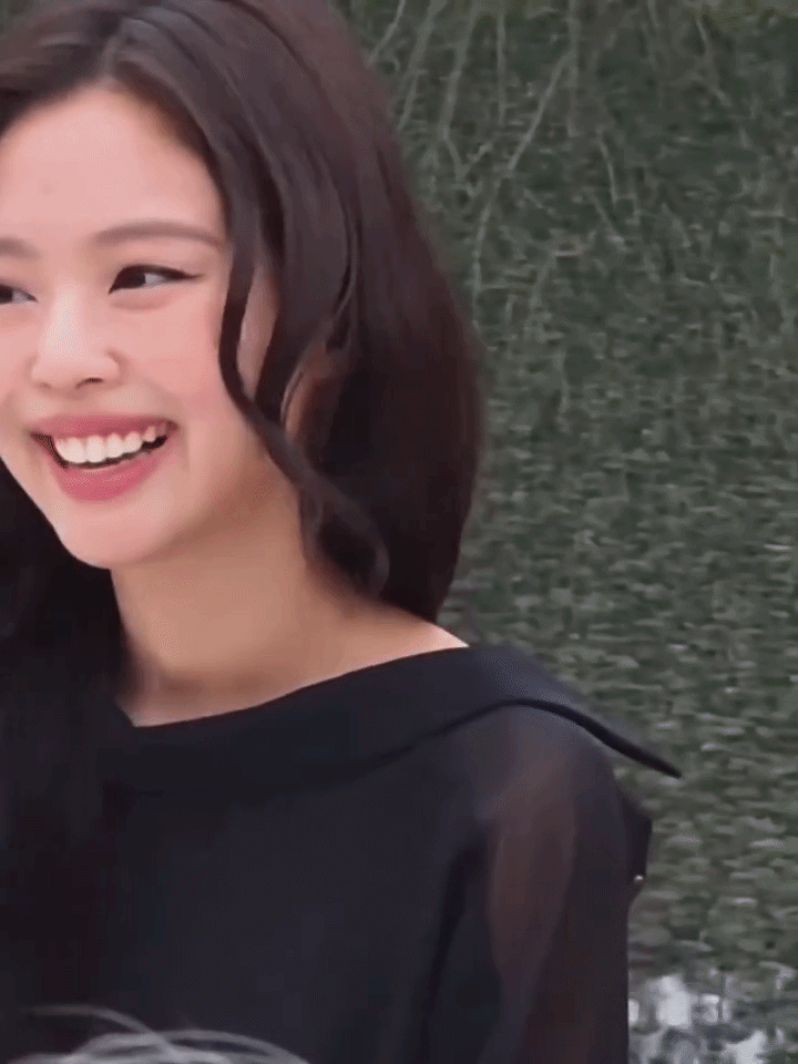 Jennie khoe ch&acirc;n ngực tinh tế, được người đ&agrave;n &ocirc;ng quyền lực hộ tống tại event Jacquemus- Ảnh 5.