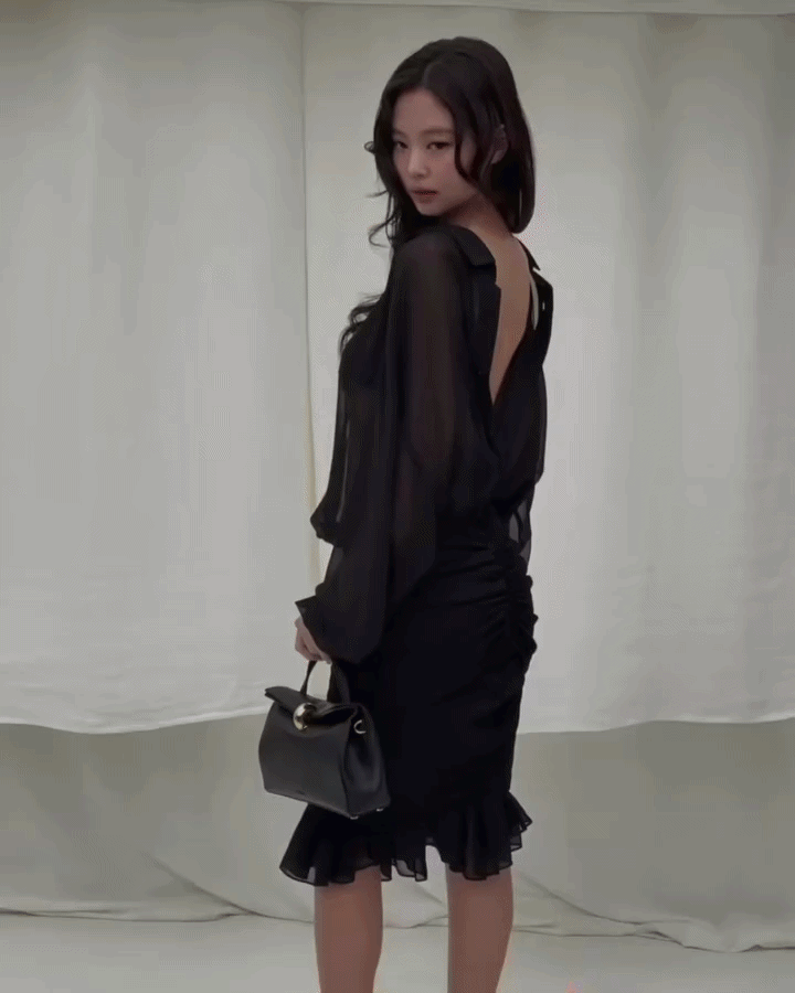 Jennie khoe ch&acirc;n ngực tinh tế, được người đ&agrave;n &ocirc;ng quyền lực hộ tống tại event Jacquemus- Ảnh 3.