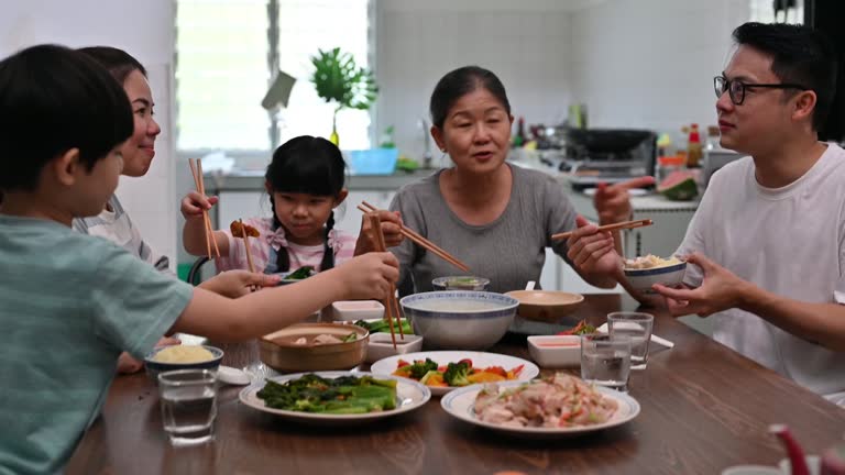 Muốn nh&igrave;n r&otilde; "tầng lớp" của một gia đ&igrave;nh, h&atilde;y đến nh&agrave; họ ăn một bữa l&agrave; biết&hellip;- Ảnh 1.