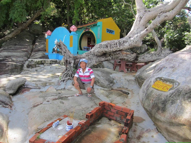 Việt Nam c&ograve;n c&oacute; một Giếng Ti&ecirc;n nữa mang t&ecirc;n vua, s&aacute;t biển nhưng nước ngọt: Du kh&aacute;ch đến thường l&agrave;m 1 việc- Ảnh 3.