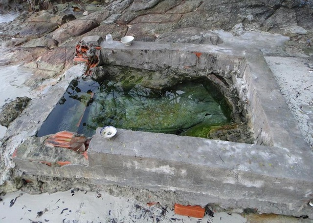 Việt Nam c&ograve;n c&oacute; một Giếng Ti&ecirc;n nữa mang t&ecirc;n vua, s&aacute;t biển nhưng nước ngọt: Du kh&aacute;ch đến thường l&agrave;m 1 việc- Ảnh 1.