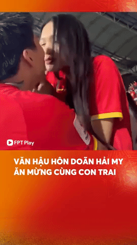 Cam thường soi cận nhan sắc thật của Do&atilde;n Hải My khi được Văn Hậu h&ocirc;n ngay tr&ecirc;n SVĐ, liệu c&oacute; kh&aacute;c ảnh tr&ecirc;n mạng?- Ảnh 1.