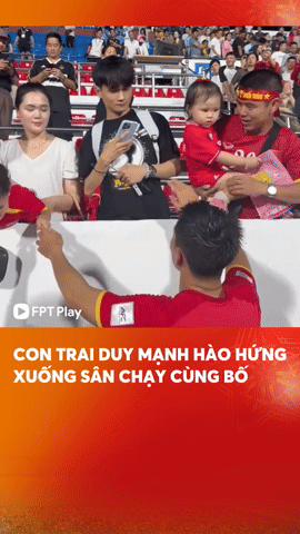 &Aacute;i nữ cựu chủ tịch CLB S&agrave;i G&ograve;n h&oacute;a n&agrave;ng thơ, chiếm trọn spotlight đi cổ vũ Duy Mạnh- Ảnh 4.