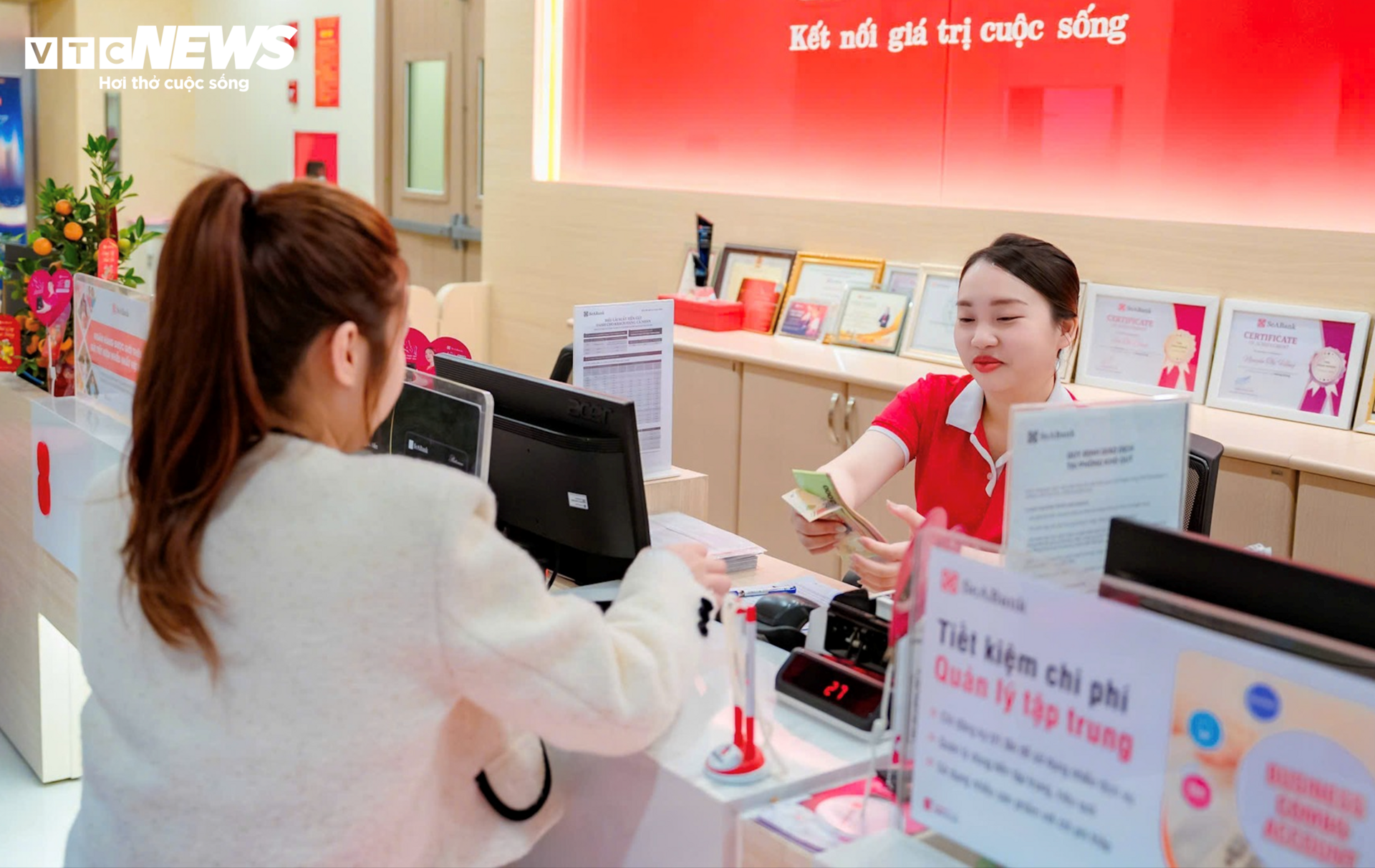 Nh&agrave; đầu tư c&aacute; nh&acirc;n r&uacute;t vốn khỏi v&agrave;ng, đổ tiền sang ng&acirc;n h&agrave;ng v&agrave; bất động sản- Ảnh 2.