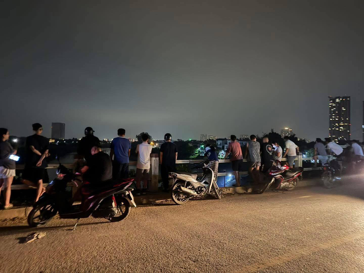 Hiện trường trong đ&ecirc;m t&igrave;m kiếm 3 mẹ con nghi nhảy s&ocirc;ng Hồng ở Hưng Y&ecirc;n- Ảnh 3.