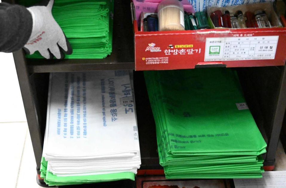 Chứng kho&aacute;n chạm đ&aacute;y lịch sử, đồng tiền thấp nhất 17 năm, người d&acirc;n đổ x&ocirc; trữ&hellip; t&uacute;i r&aacute;c: Chuyện g&igrave; đang xảy ra với nền kinh tế lớn thứ 4 ch&acirc;u &Aacute;?- Ảnh 2.