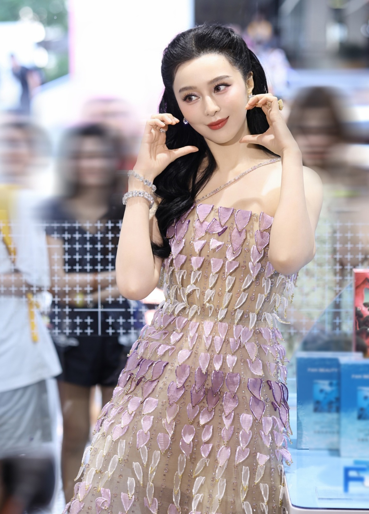 Phạm Băng Băng đi b&aacute;n mặt nạ ở si&ecirc;u thị: Nhan sắc thật khiến đ&aacute;m đ&ocirc;ng tr&ograve;n mắt, đứng h&igrave;nh kinh ngạc- Ảnh 4.