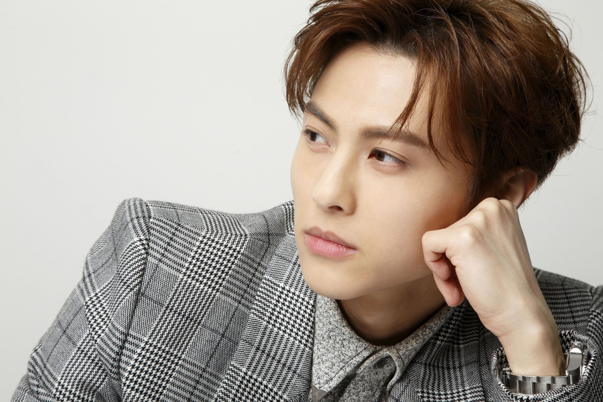 Kh&ocirc;ng phải tin đ&ugrave;a ng&agrave;y C&aacute; th&aacute;ng 4: Nam diễn vi&ecirc;n bị c&ograve;ng tay, bắt giữ khẩn cấp - Ảnh 1.