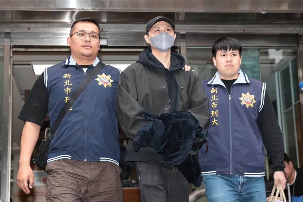 Kh&ocirc;ng phải tin đ&ugrave;a ng&agrave;y C&aacute; th&aacute;ng 4: Nam diễn vi&ecirc;n bị c&ograve;ng tay, bắt giữ khẩn cấp - Ảnh 3.