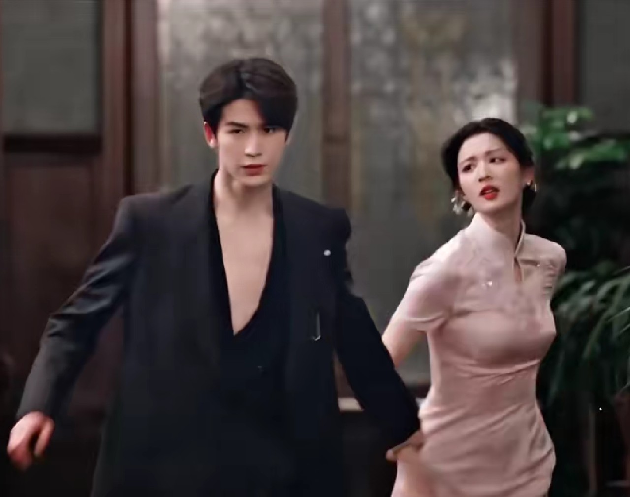 Trương Lăng H&aacute;ch đ&oacute;ng phim d&acirc;n quốc m&agrave; như đi catwalk, netizen d&iacute; đến c&ugrave;ng &ldquo;b&ugrave;n nh&atilde;o kh&ocirc;ng tr&aacute;t nổi tường&rdquo;- Ảnh 1.