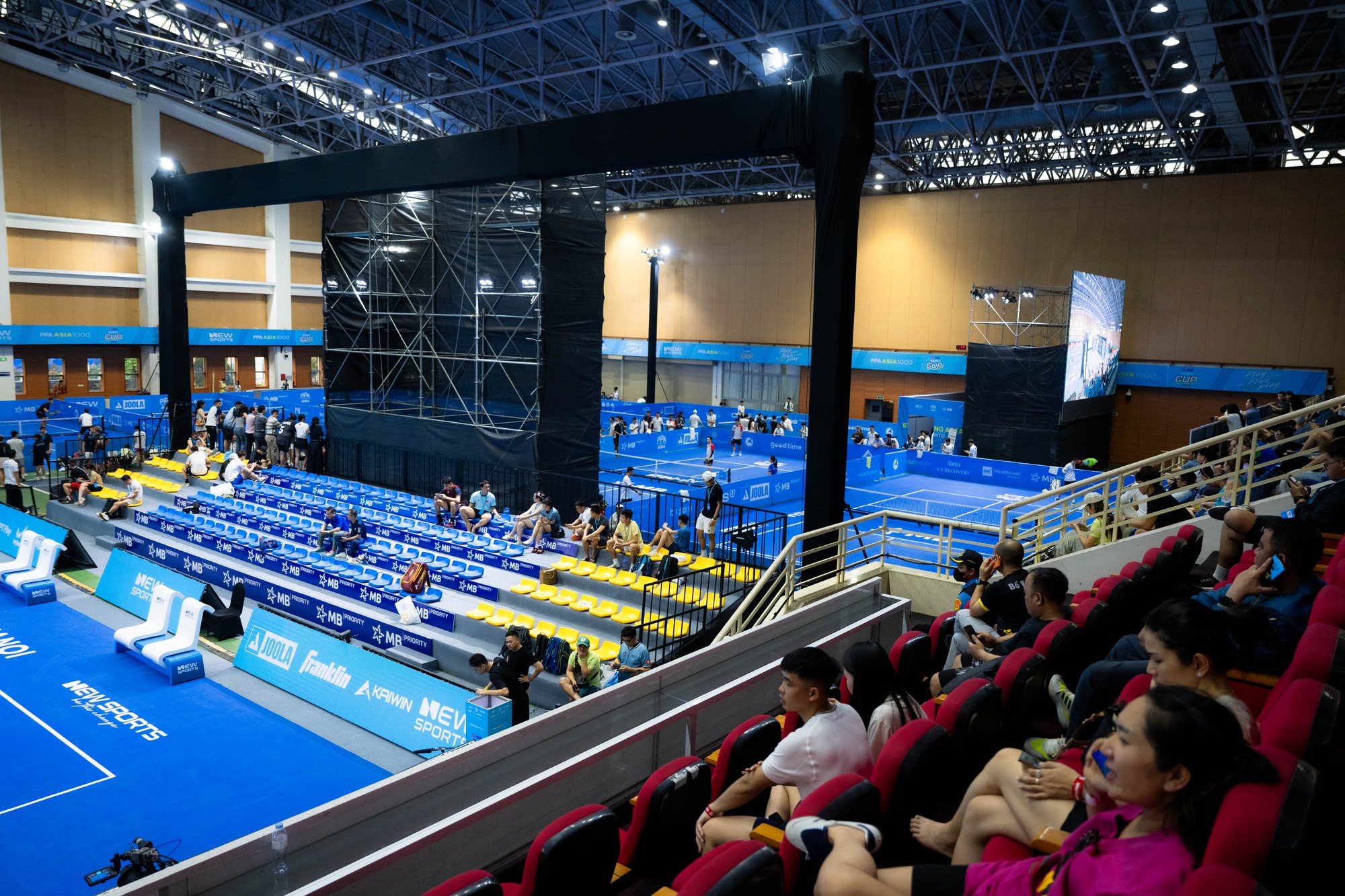 Ng&agrave;y đầu PPA Asia 1000 - MB Hanoi Cup: Kh&aacute;n đ&agrave;i vắng vẻ nhưng dưới s&acirc;n "ch&aacute;y" rực lửa với c&aacute;c tay vợt Việt- Ảnh 1.