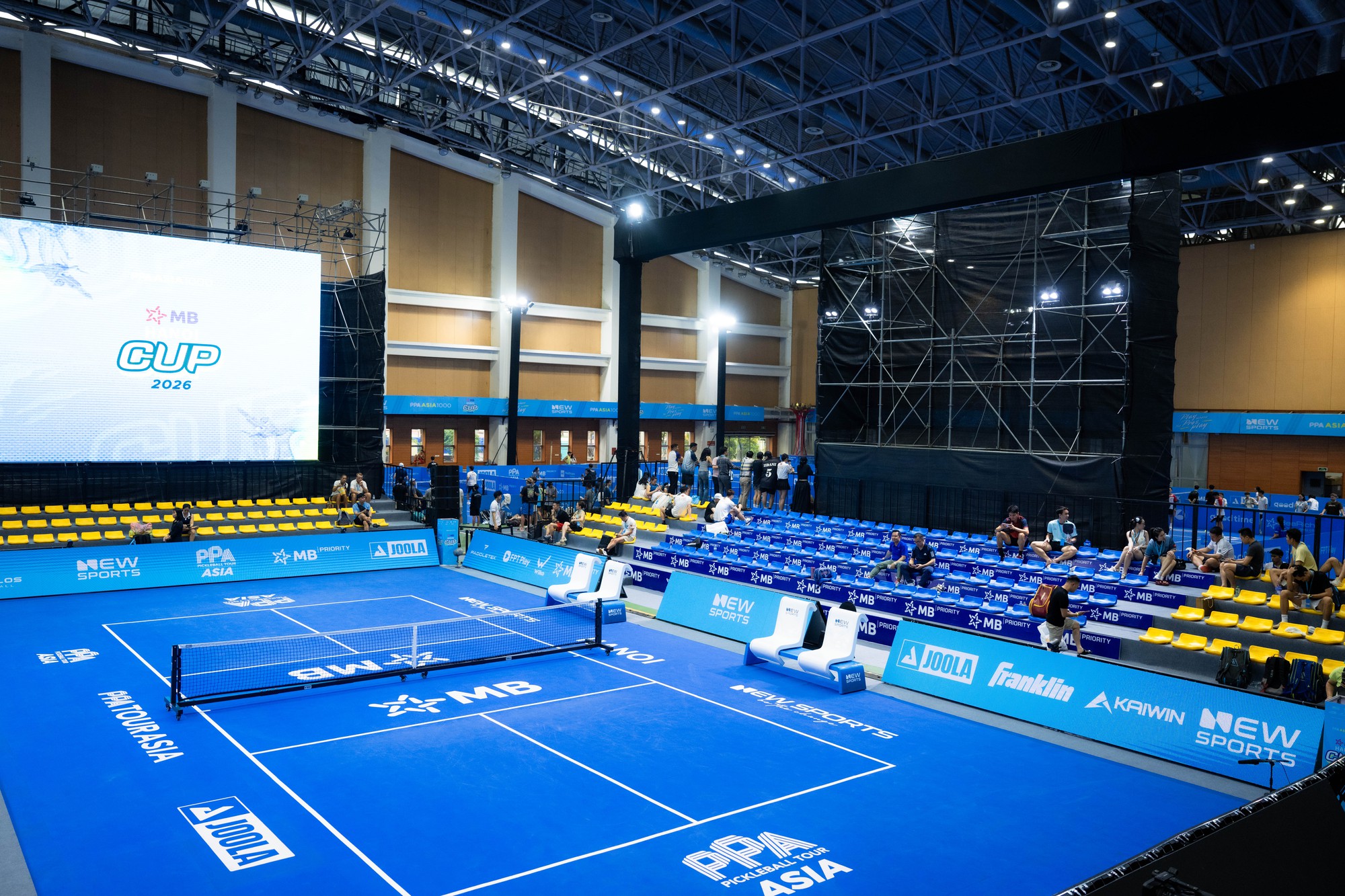 Ng&agrave;y đầu PPA Asia 1000 - MB Hanoi Cup: Kh&aacute;n đ&agrave;i vắng vẻ nhưng dưới s&acirc;n "ch&aacute;y" rực lửa với c&aacute;c tay vợt Việt- Ảnh 2.