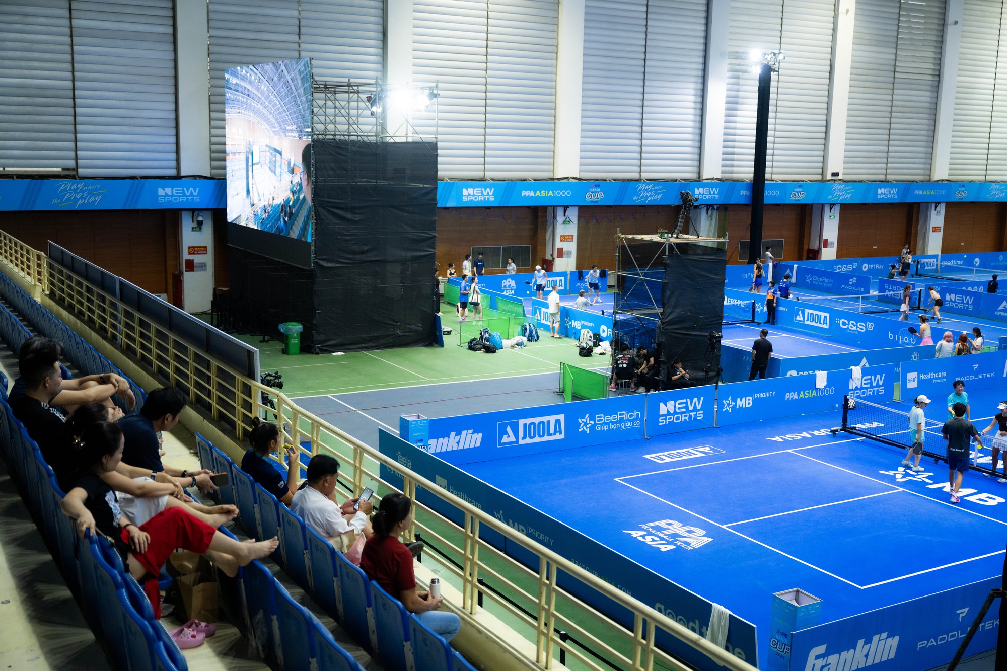 Ng&agrave;y đầu PPA Asia 1000 - MB Hanoi Cup: Kh&aacute;n đ&agrave;i vắng vẻ nhưng dưới s&acirc;n "ch&aacute;y" rực lửa với c&aacute;c tay vợt Việt- Ảnh 5.