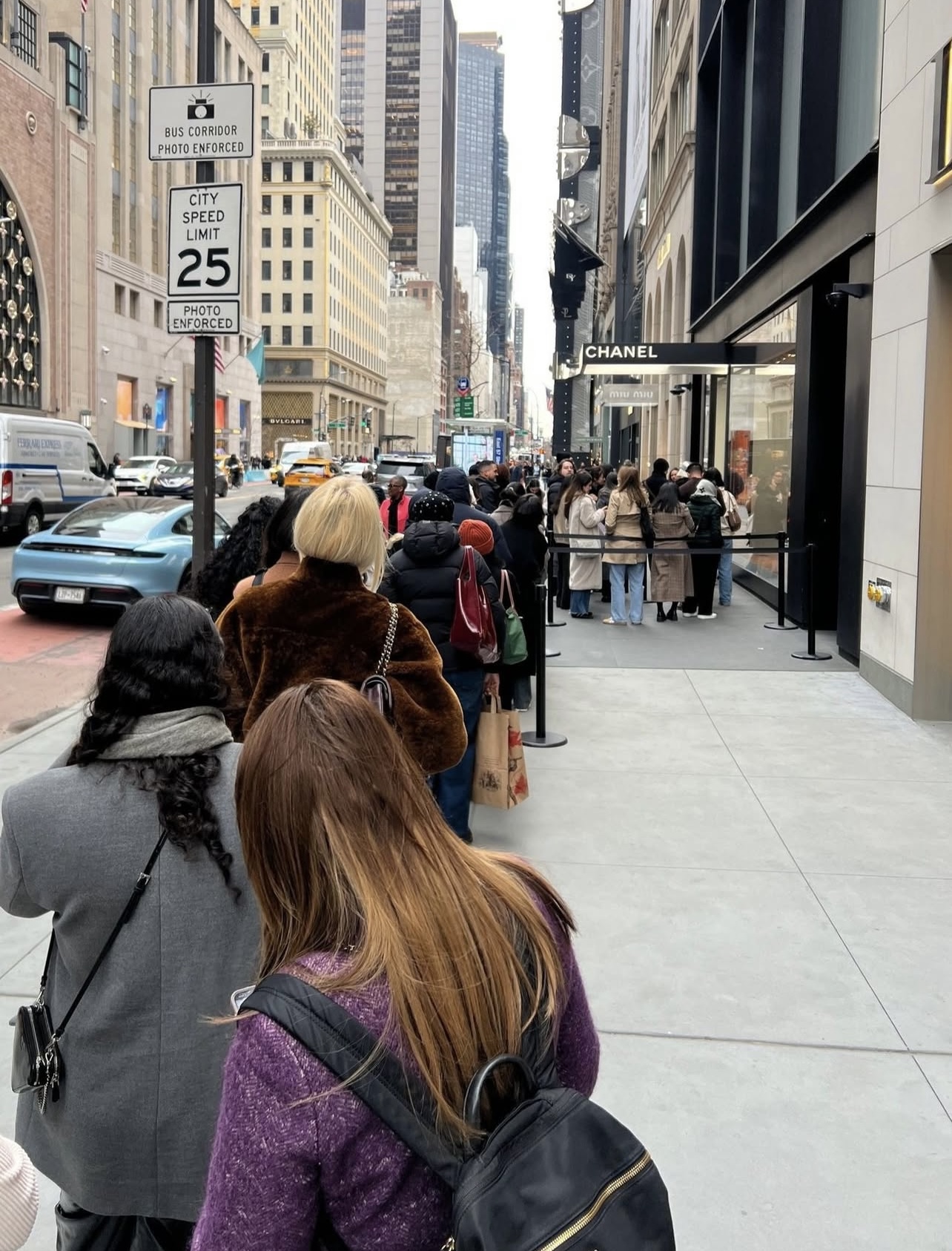 Ồn &agrave;o nh&acirc;n vi&ecirc;n Chanel xem thường phụ nữ da đen, cả d&agrave;n nh&acirc;n vật m&aacute;u mặt l&ecirc;n tiếng- Ảnh 6.